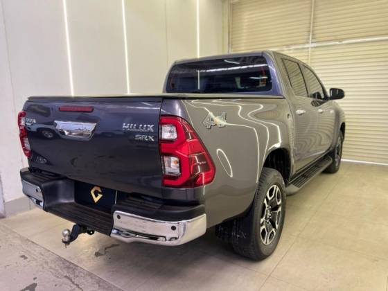 TOYOTA HILUX 2.8 D-4D TURBO DIESEL CD SRX 4X4 AUTOMÁTICO